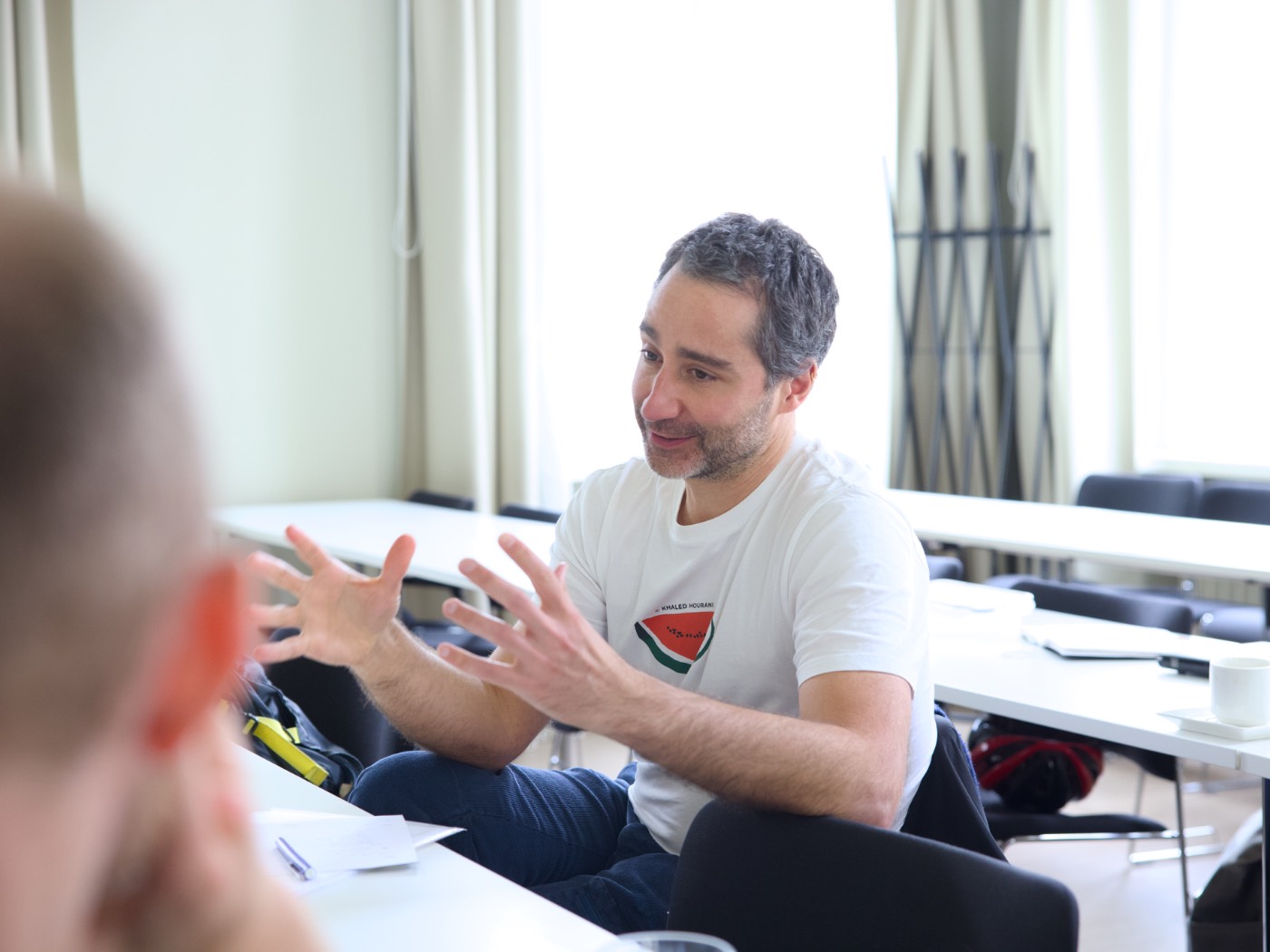 Speaker in conversation